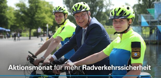 Herrmann und Polizistin und Polizist auf Fahrrad